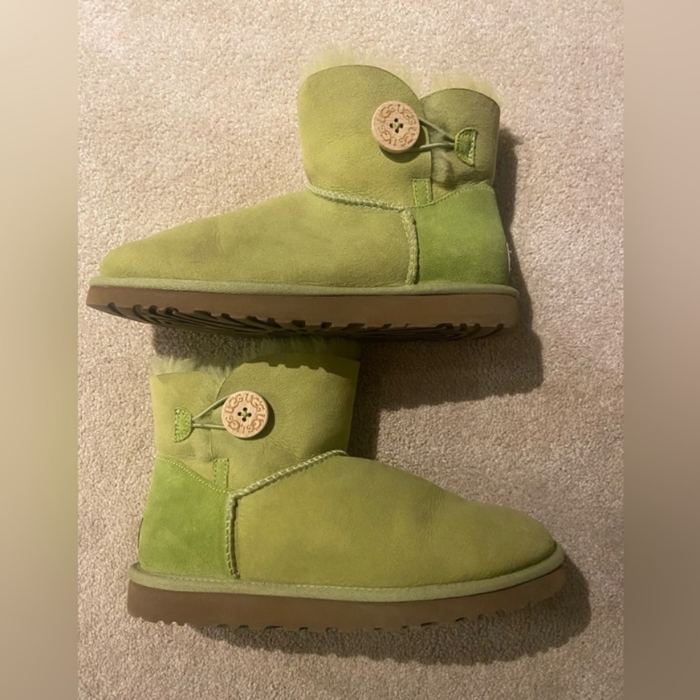 UGG CLASSIC MINI BAILEY BUTTON BOOTS
Lime Green 
Size 8 
Worn Once